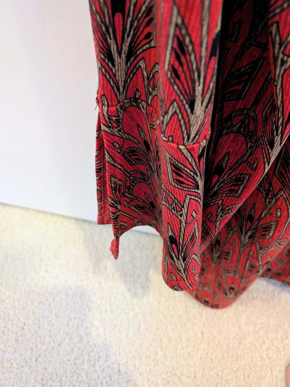 Rafaella Women's Plus Size 2X Red and Black Patterned V-Neck Blouse with Gold-To - Picture 2 of 3